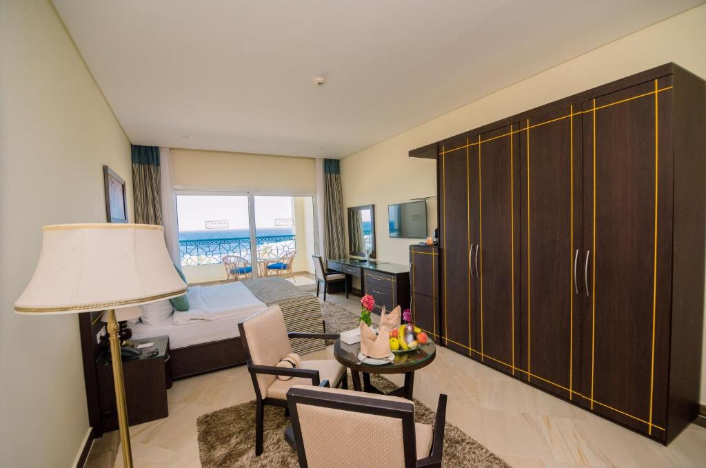 TV a/nebo společenská místnost v ubytování Concorde Moreen Beach Resort