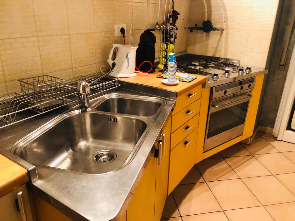 Kuchyňa alebo kuchynka v ubytovaní Caio Asinio Apartment