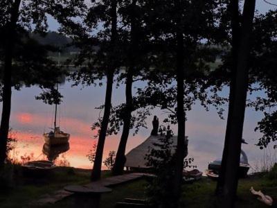 Fotografia z galérie ubytovania Domek Pralinka nad jeziorem - "Ostoja Penderoza" v destinácii Wolin
