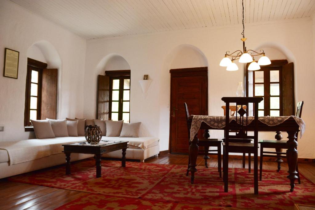 sala de estar con sofá y piano en Villa Katerinas, en Magoúliana