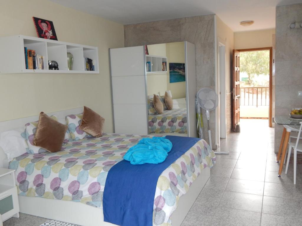 ein Schlafzimmer mit einem Bett mit einer blauen Decke darauf in der Unterkunft Apartamento Monis Natura in Icod de los Vinos