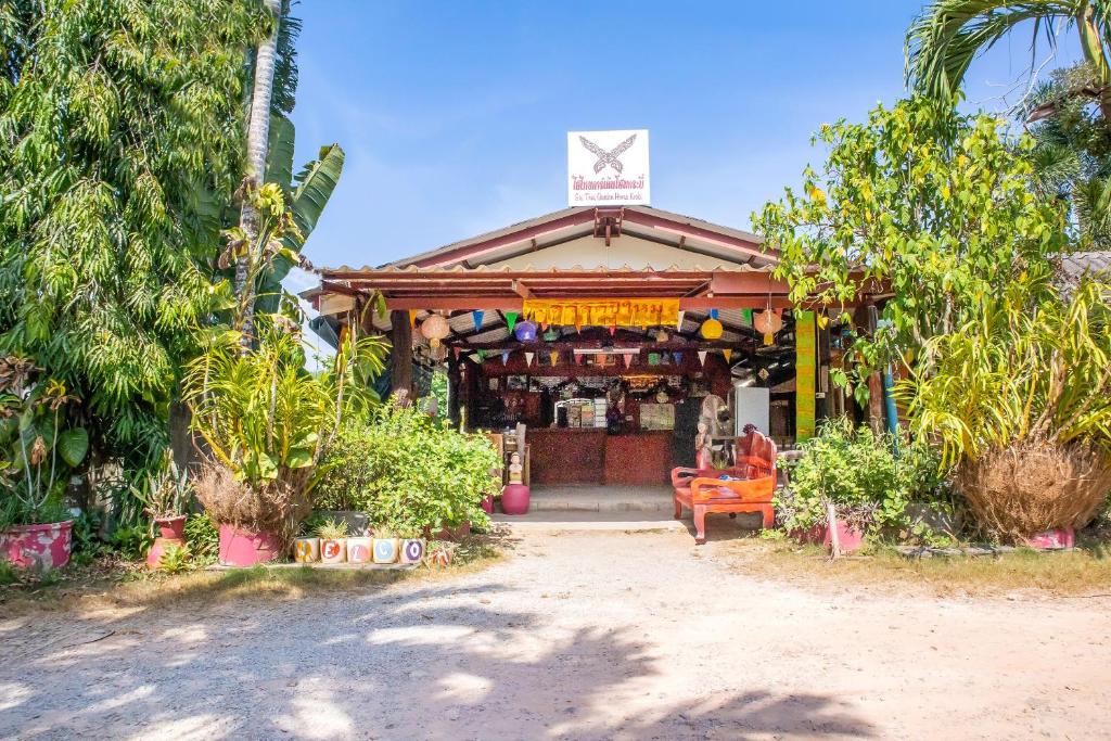 un chiosco con un cartello sopra di OYO 627 Sai Thai Garden Home Travel ad Aonang Beach