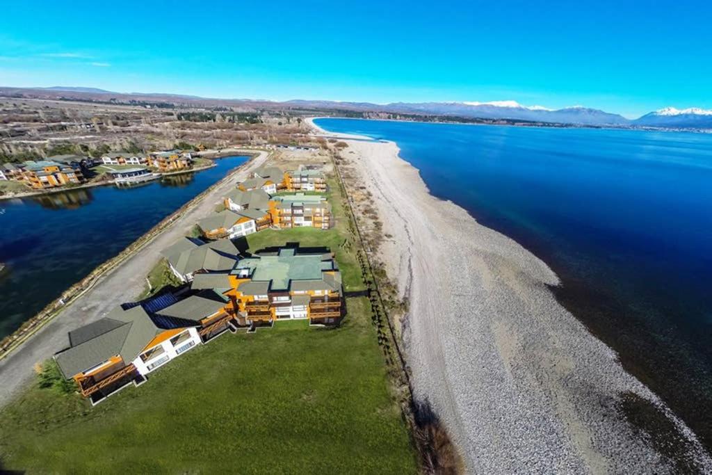 ディナ・ウアピにあるexcelente departamento 4 personas villa Dina huapi 2 ambientes amplios PBの海水浴場の空中の景色