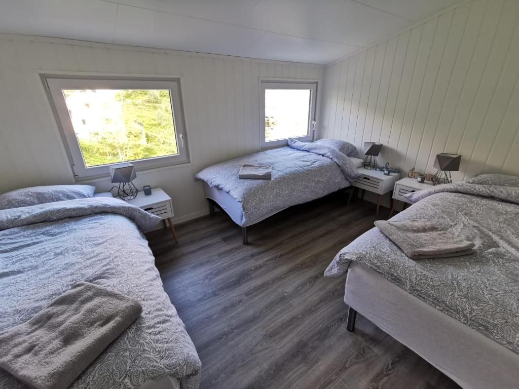 Кровать или кровати в номере Waterfront Senja