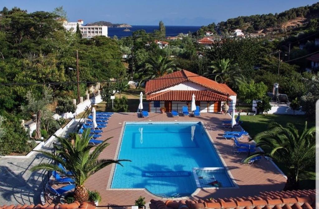 una foto di una piscina in un resort di Villa Anni a Città di Skiathos