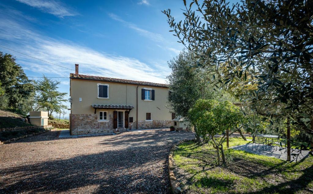 uma vista exterior de uma casa com um quintal em Col di Pietra em Montaione