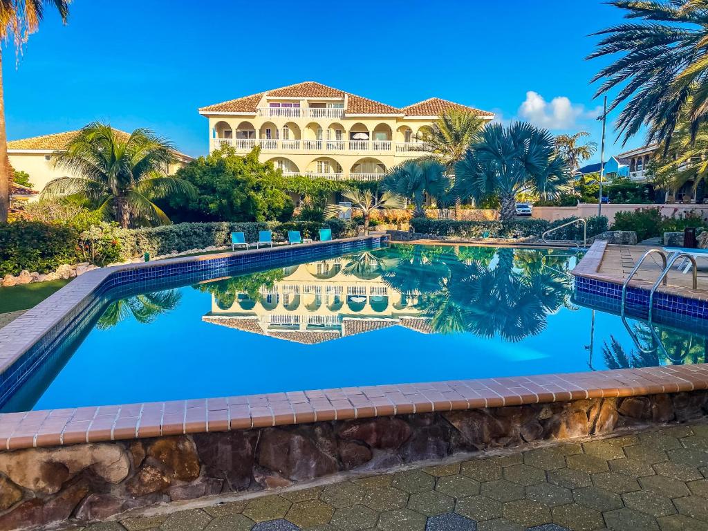 Bazén v ubytování Curacao Luxury Holiday Rentals nebo v jeho okolí