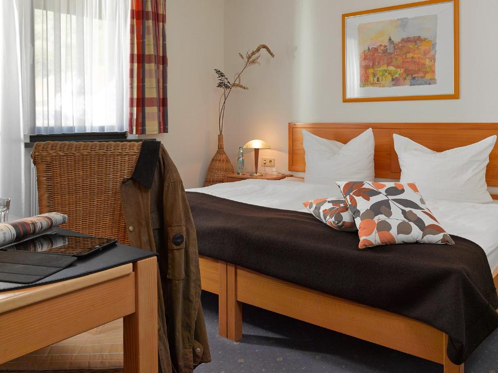 1 dormitorio con cama, escritorio y cama sidx sidx sidx sidx en Landgasthof Ochsen, en Seelbach