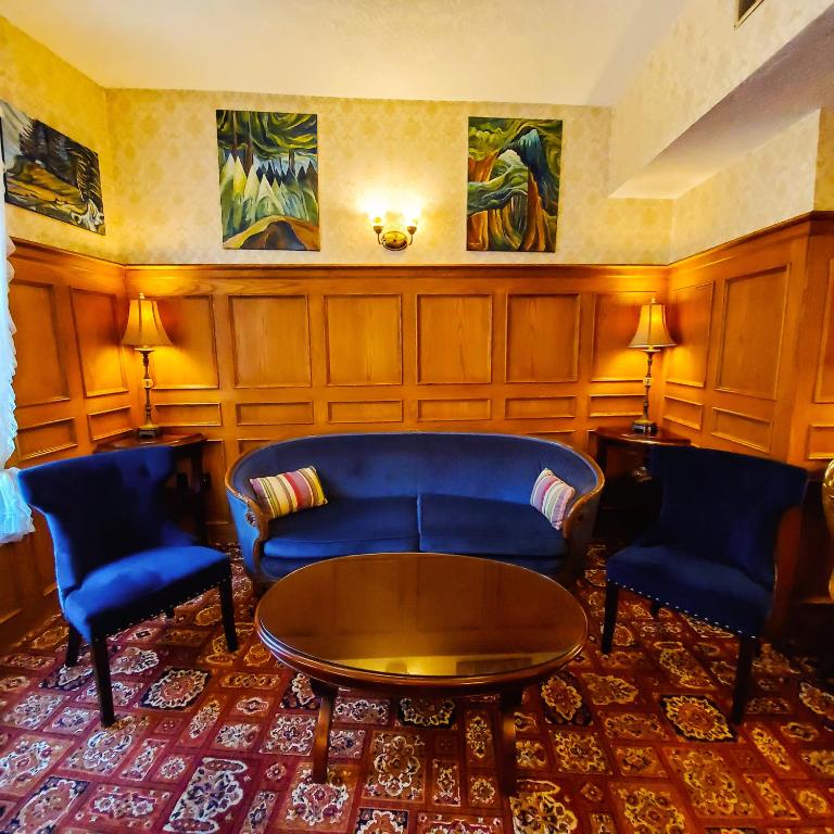 Posezení v ubytování James Bay Inn Hotel, Suites & Cottage
