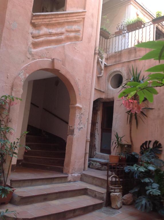 Elle comprend un balcon. dans l'établissement Loft Panier Vieux Port, à Marseille