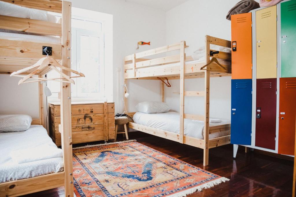 Ένα ή περισσότερα κρεβάτια σε δωμάτιο στο Jaca Hostel Porto da Cruz