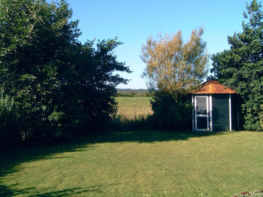 un pequeño cobertizo en medio de un campo en Ferienhaus Lisakowski, en Warmenhuizen