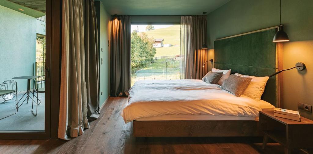 A bed or beds in a room at Floris Green Suites by Parc Hotel Florian
