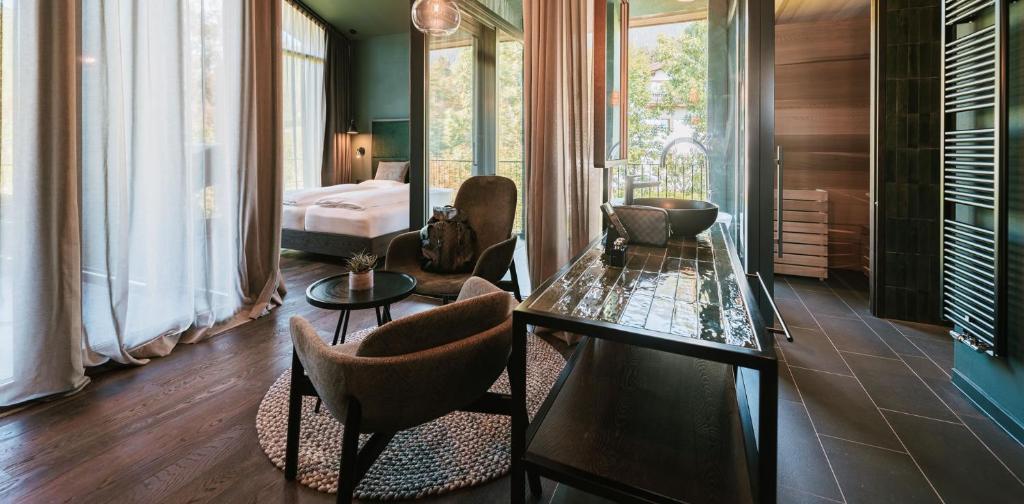 A seating area at Floris Green Suites by Parc Hotel Florian