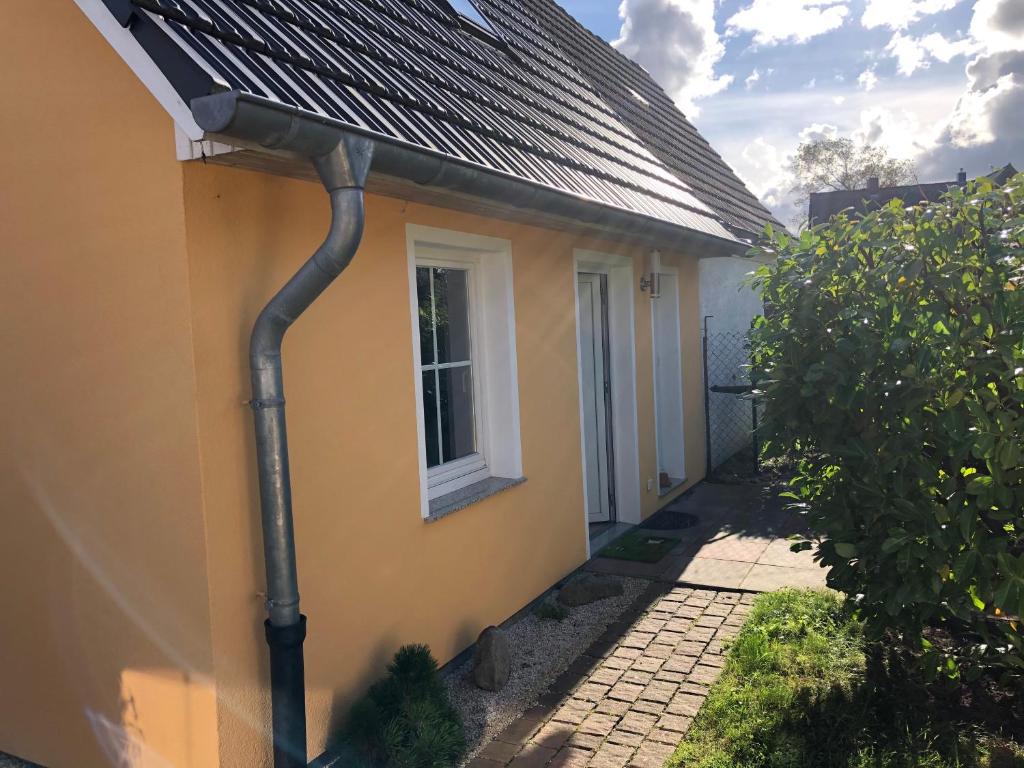 a pipe on the side of a house at Ferienhaus Nordstrand in Altenkirchen