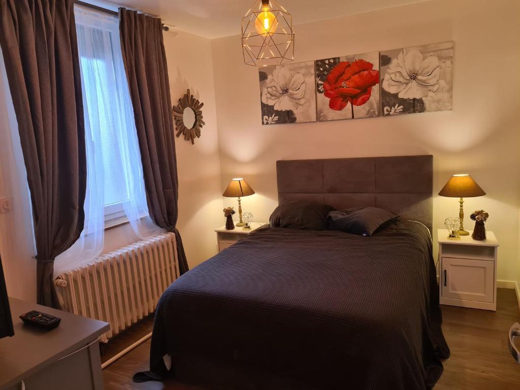 - une chambre avec un lit et une fenêtre dans l'établissement Appartement de vacances a St Pierre du Vauvray, à Saint-Pierre-du-Vauvray