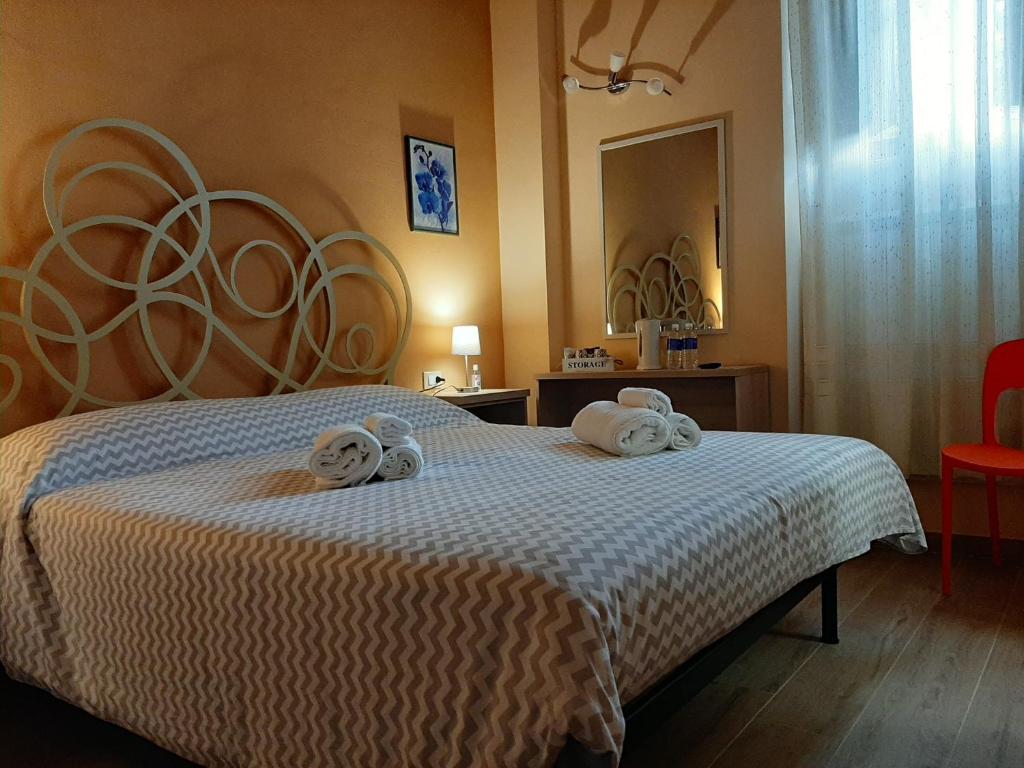 a bedroom with a bed with towels on it at Affittacamere Il Tiro a Segno in Norcia