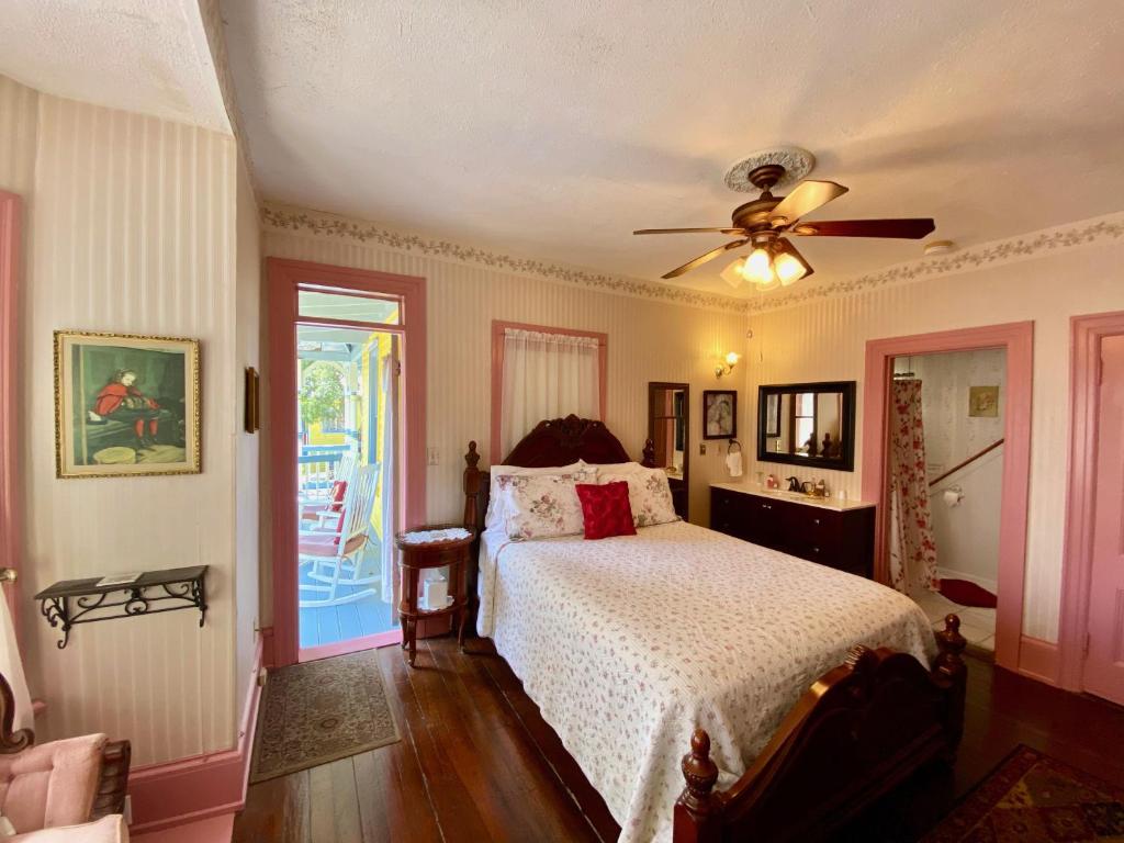 Penny Farthing Inn - Queen Room With Balcony