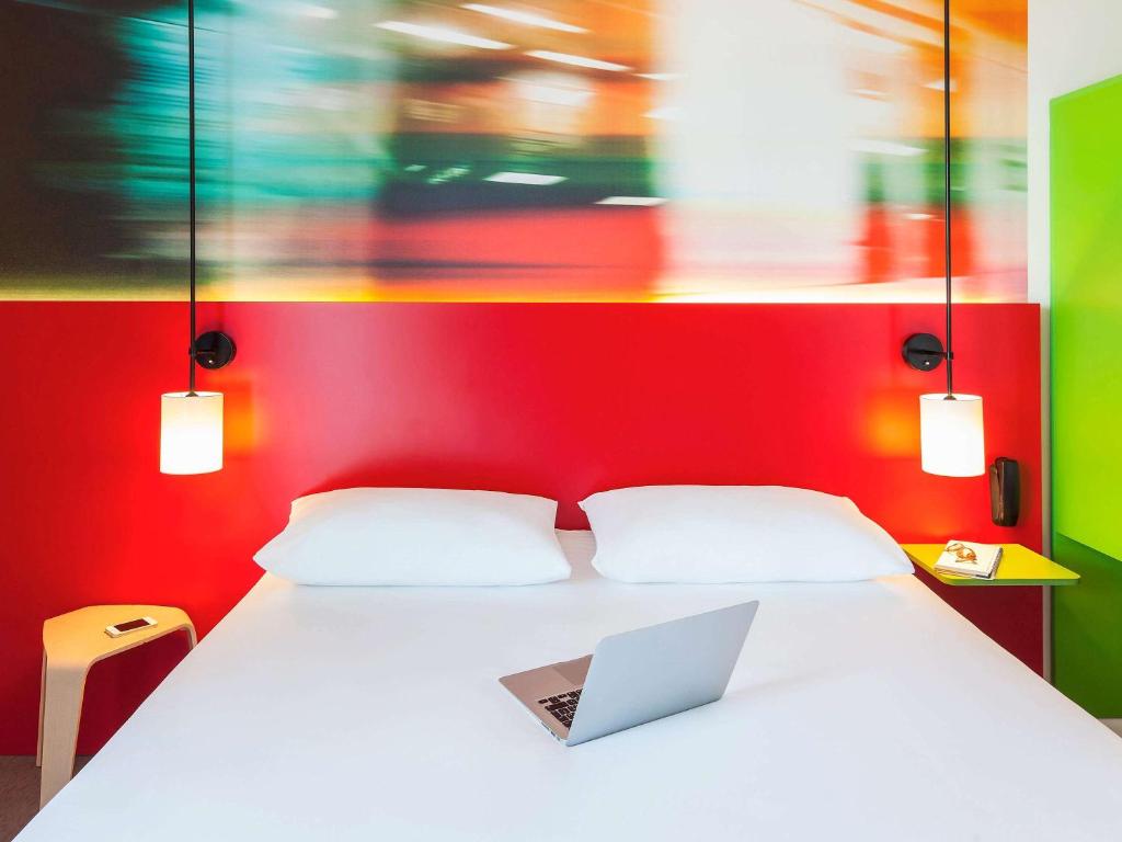 Postel nebo postele na pokoji v ubytování Ibis Styles Mulhouse Centre Gare