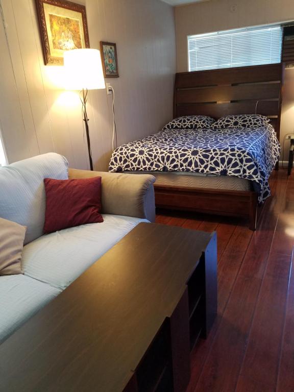 sala de estar con sofá y cama en Woodland Hills BEST Priced Room, en Woodland Hills