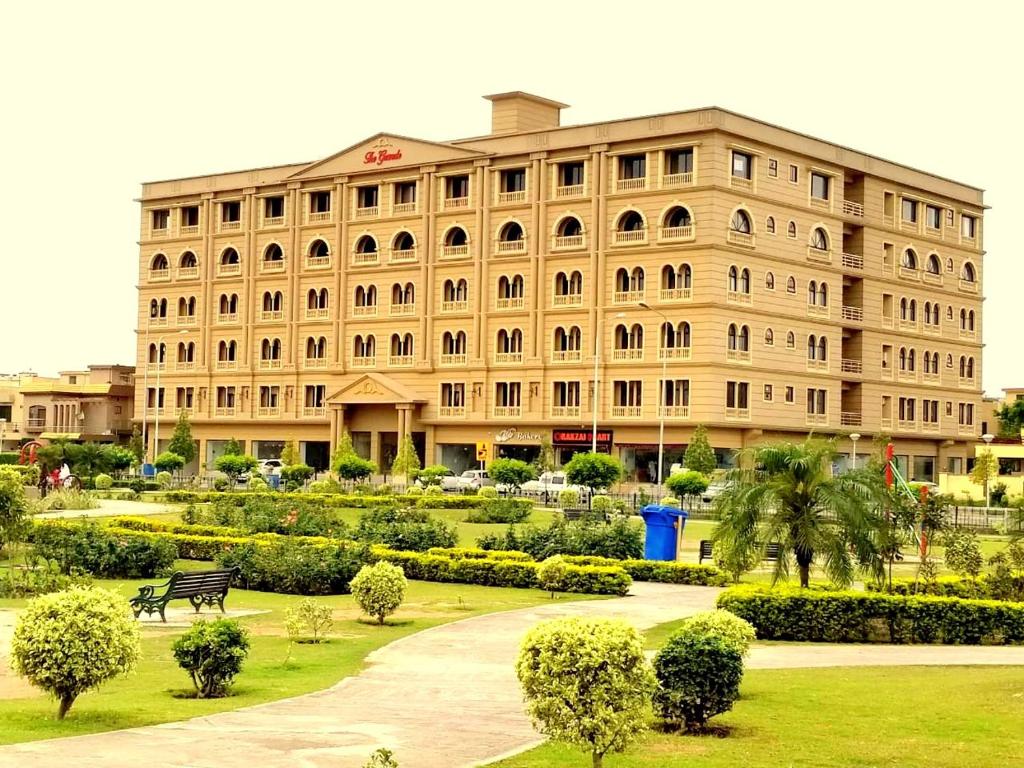 un gran edificio con un parque enfrente en Executive 3 Bedrooms Apartment In Bahria Town, en Rawalpindi