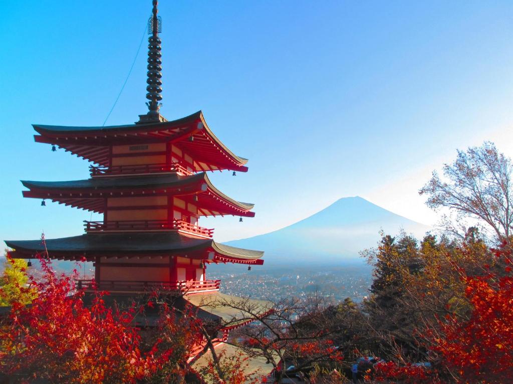 una pagoda con una montaña en el fondo en ヴィラス浅間の庵, en Fujiyoshida