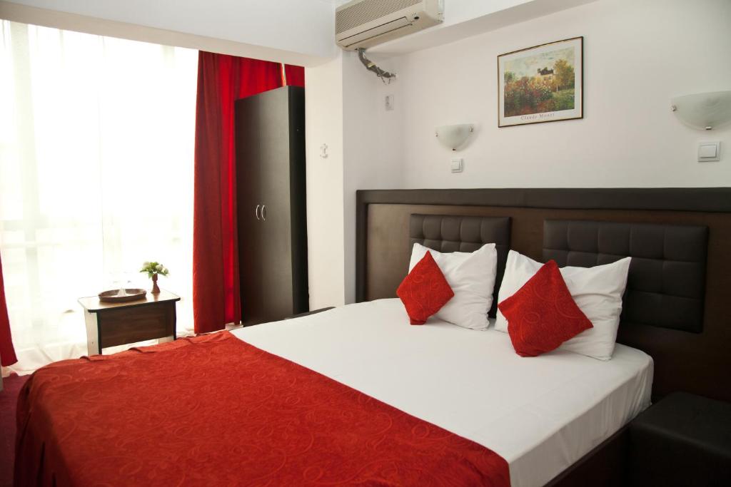 Hotel Metropol tesisinde bir odada yatak veya yataklar