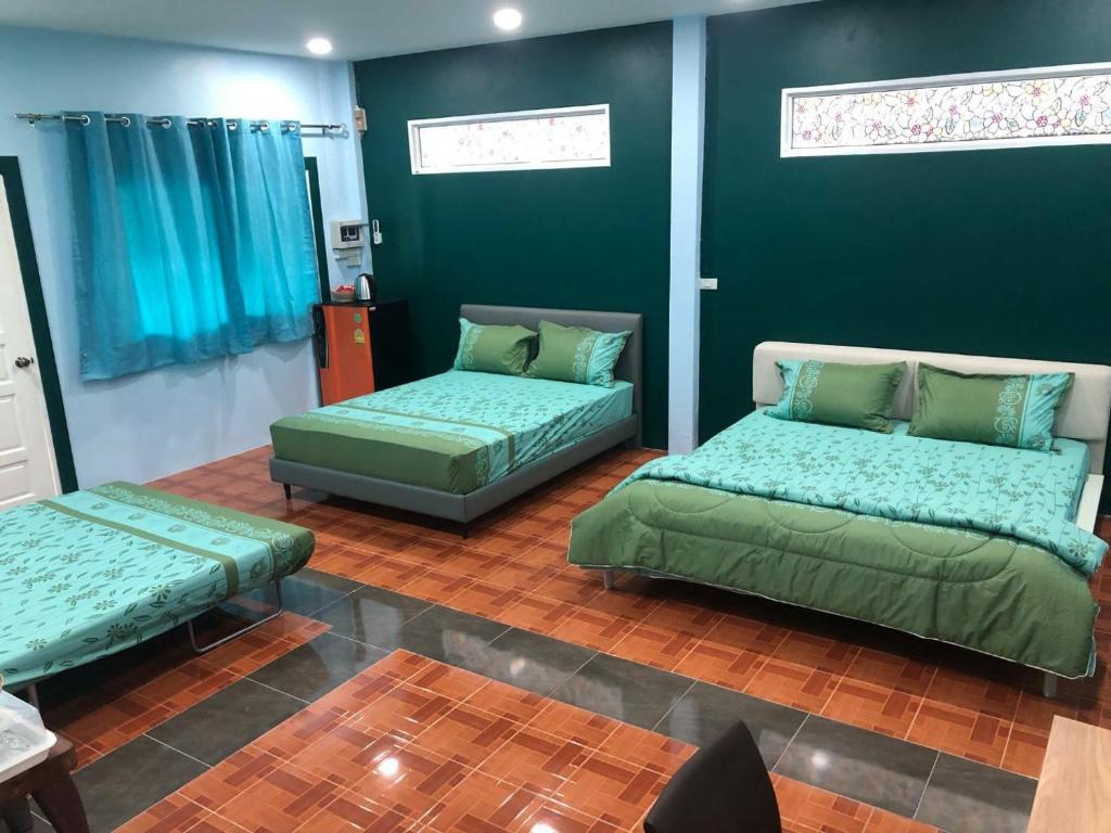 เตียงในห้องที่ At Sichon Home By At Sichon Resort