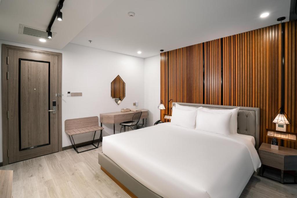 Postel nebo postele na pokoji v ubytování HAIAN Riverfront Hotel Da Nang