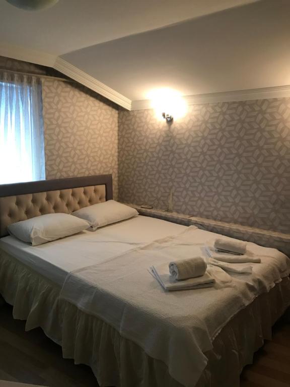 Un pat sau paturi într-o cameră la Ehli Keyif Otel