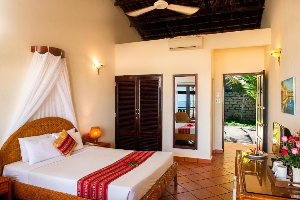 Giường trong phòng chung tại White Sand Resort Mui Ne