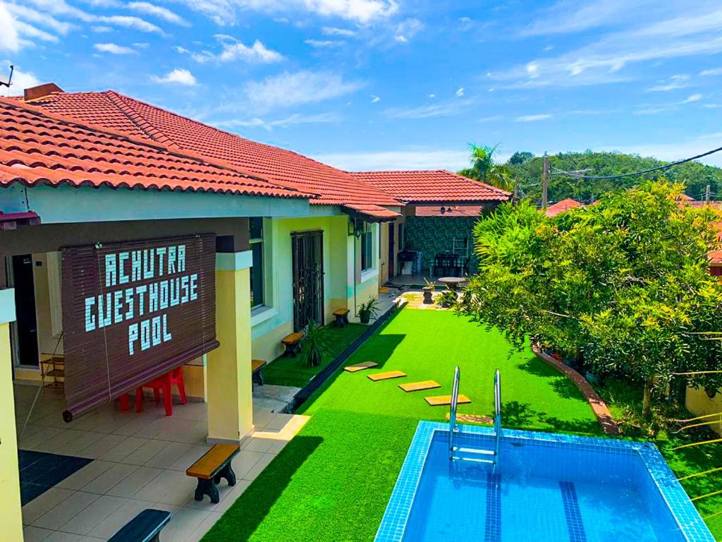 uma imagem de um resort com piscina em Achutra Muslim Guesthouse (pool) em Malaca