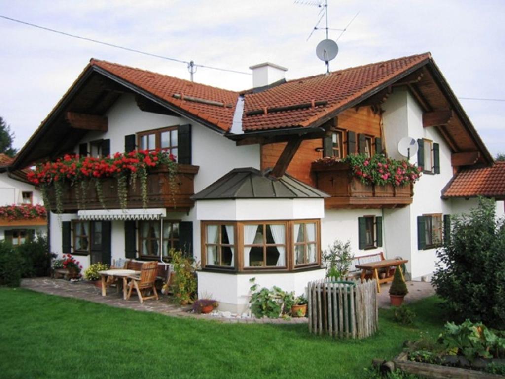 een huis met bloembakken aan de voorkant bij Schmölz Robert in Rieden