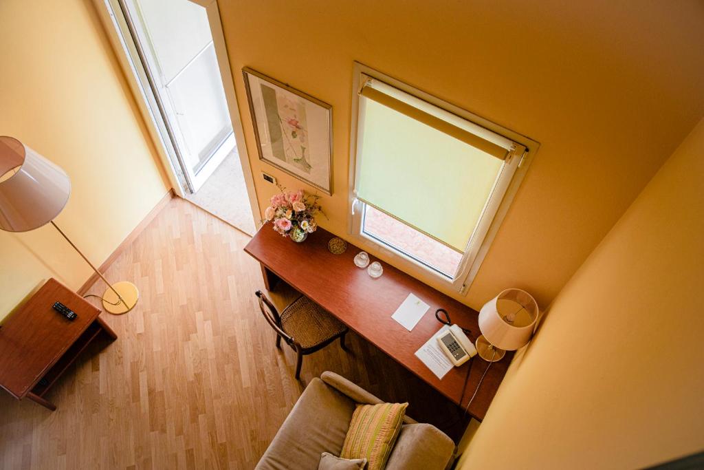 A seating area at Hotel San Genesio