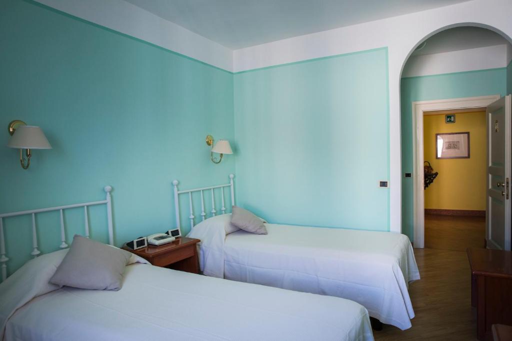 A bed or beds in a room at Hotel San Genesio