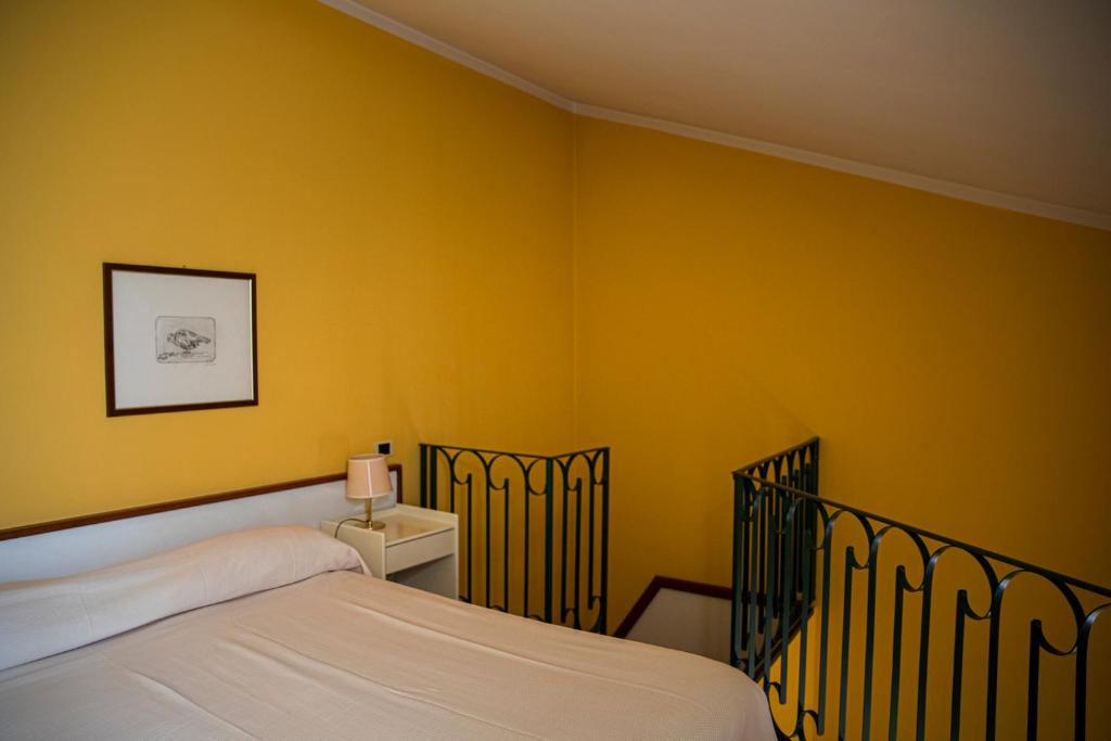 A bed or beds in a room at Hotel San Genesio