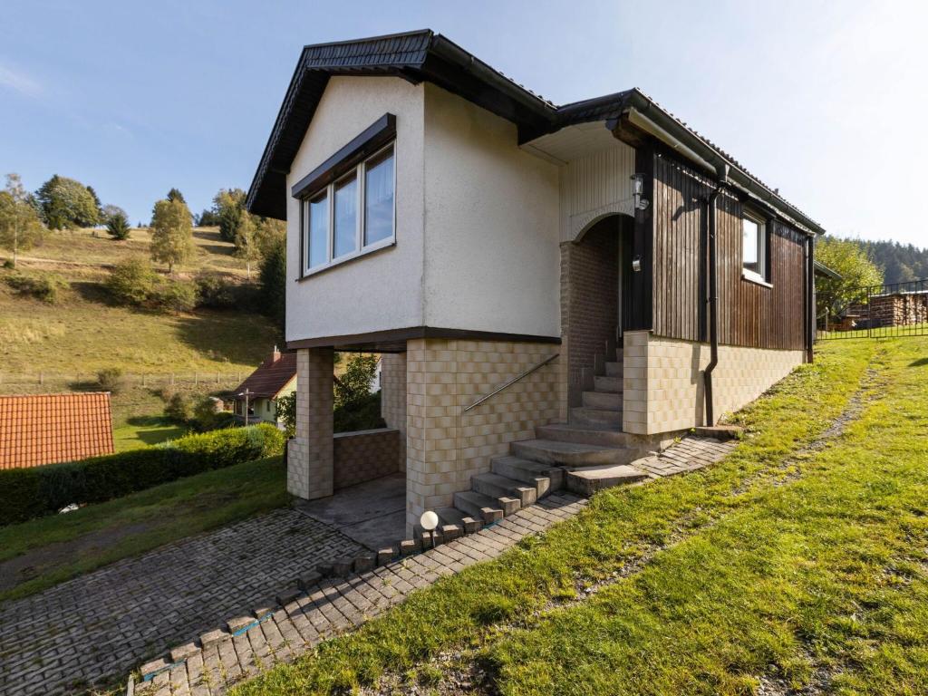 a small house on a hill with a grass field at Bright Holiday Home in Sch nbrunn with Garden in Langenbach