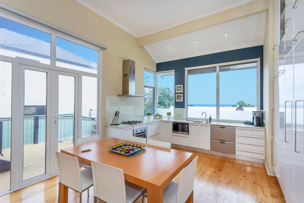 Scarborough Seaview Loft Executive Escapes, Perth (updated prices 2024)