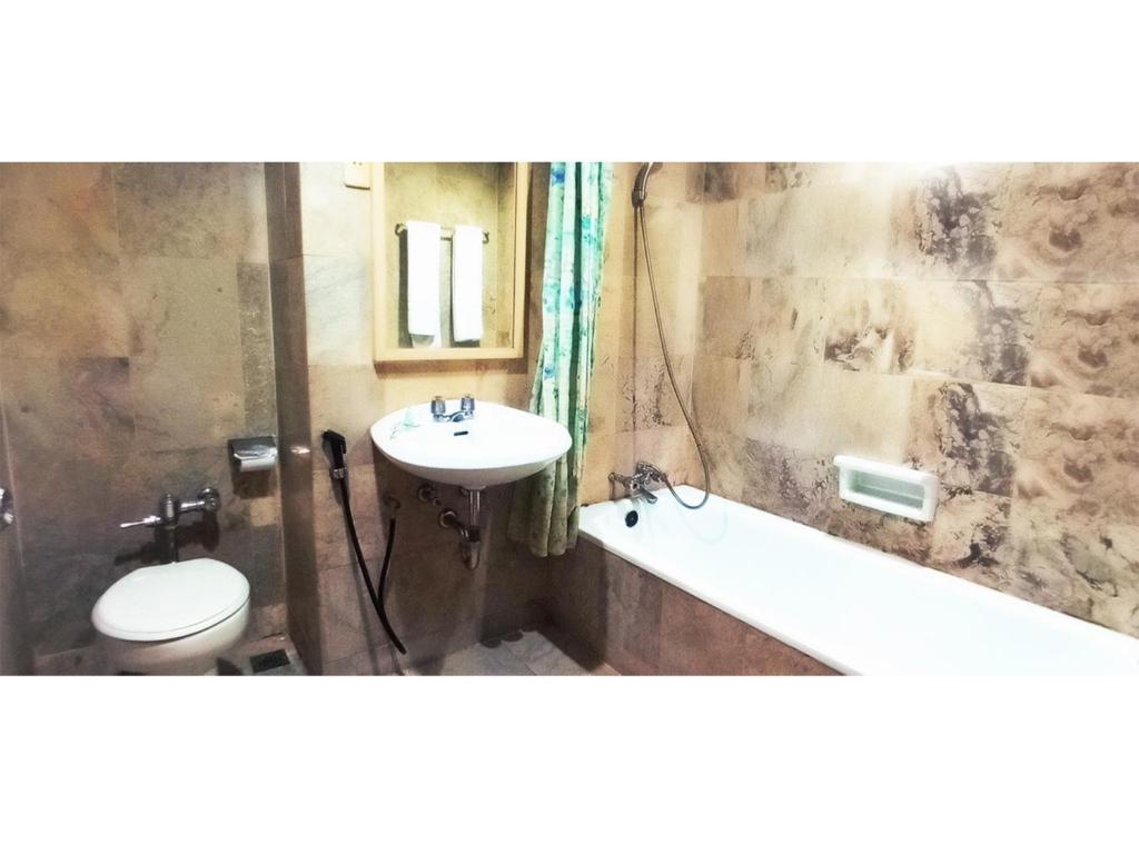 Koupelna v ubytování Merpati Hotel