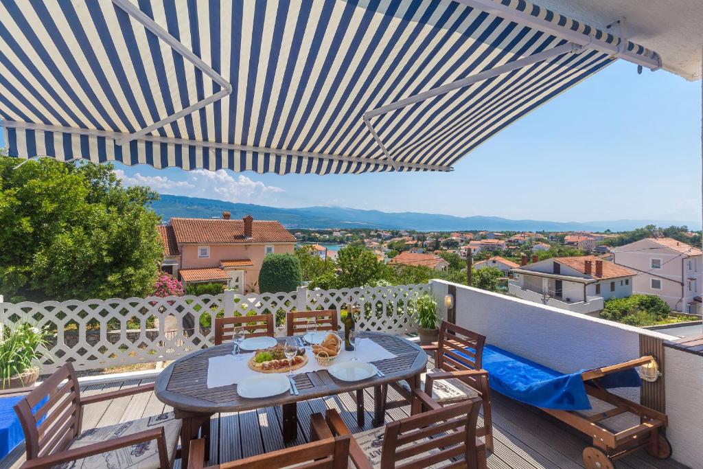 a patio with a table and chairs on a balcony at Apartment Presker in Šilo
