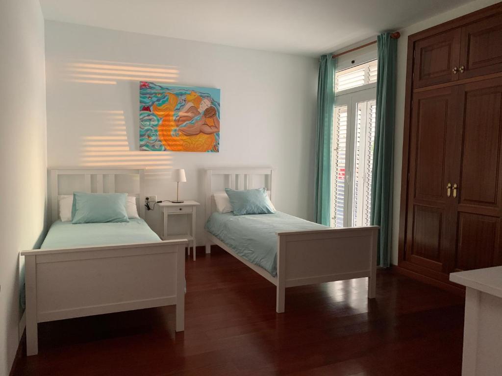 Posteľ alebo postele v izbe v ubytovaní Villa Dois Mares Puerto Calero