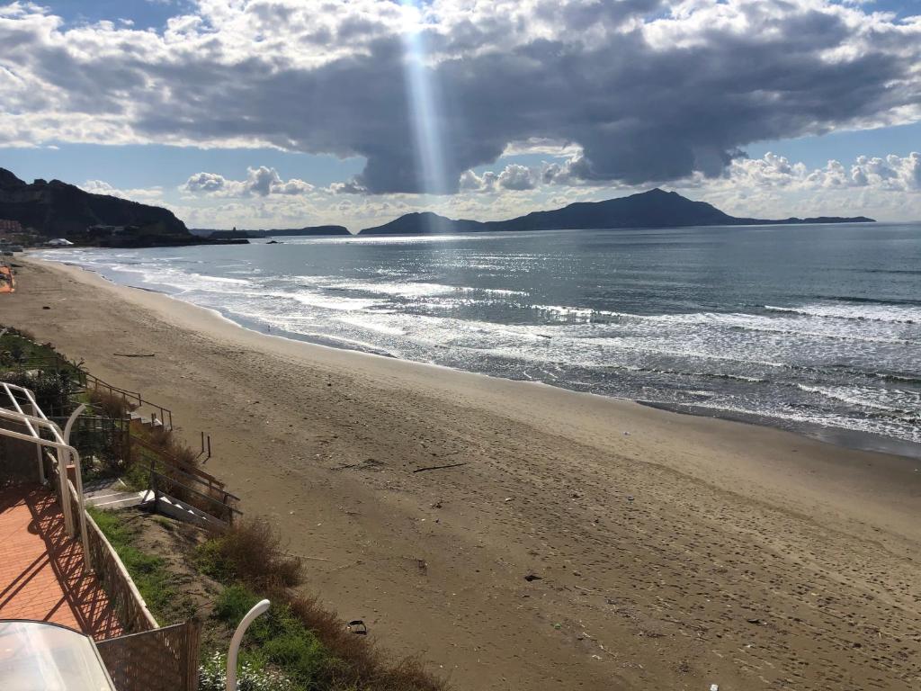 Blick auf einen Strand mit einem Sturm in der Unterkunft Pia Beach House in Bacoli