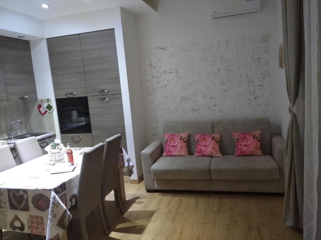 un soggiorno con divano e tavolo di Appartamento Grey ad Arezzo