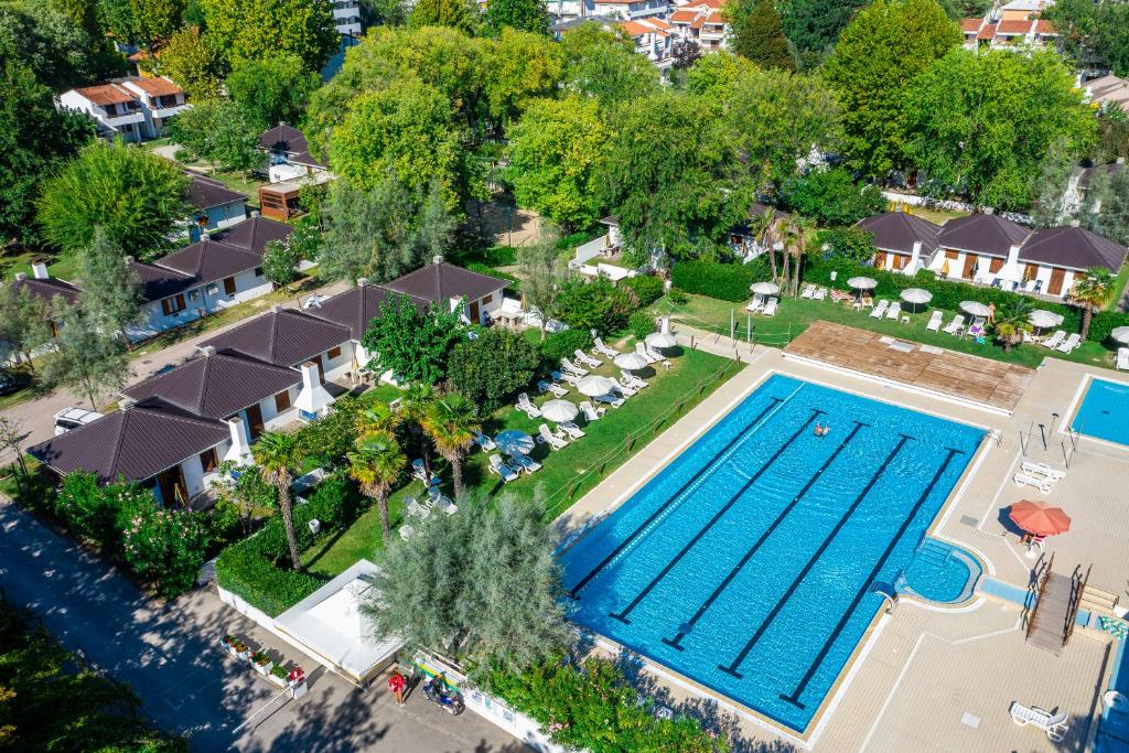 einen Luftblick auf ein Resort mit einem Pool in der Unterkunft Villaggio Los Nidos in Lignano Sabbiadoro