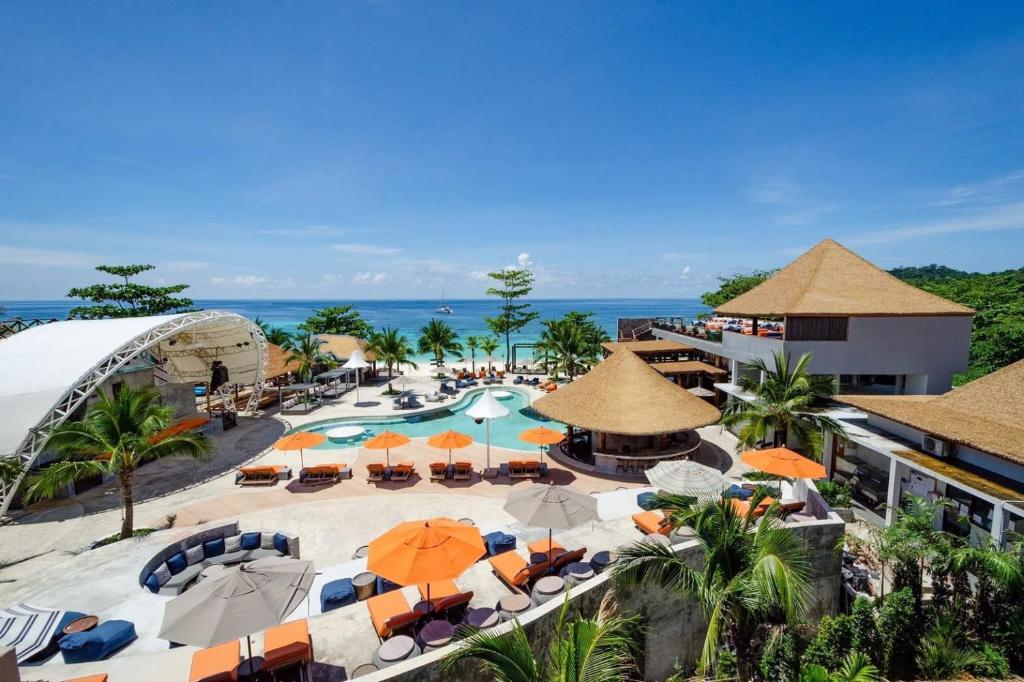 Ananya Lipe Resort في كو ليبي: اطلالة جوية على منتجع فيه مسبح ومظلات