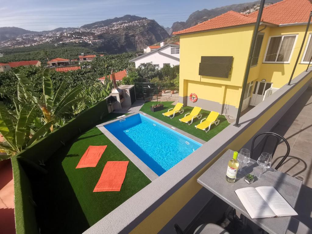 Una vista desde el balcón de una casa con piscina. en CASA DOS AVÓS Apartments with Pool in Funchal, en Funchal