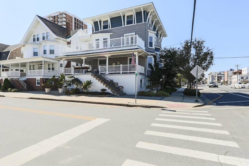 文特诺市Large Beach Home with Ocean Views from Balcony Unit 2 and 3的街道拐角处的白色大房子