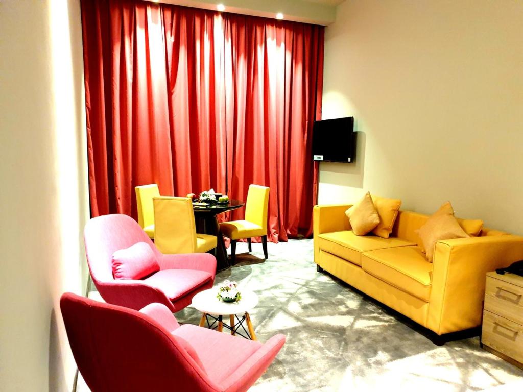 TV a/nebo společenská místnost v ubytování FORTUNE ATRIUM HOTEL