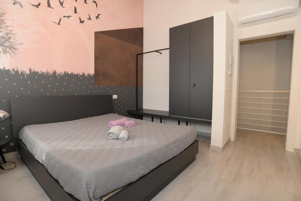 sypialnia z łóżkiem z dwoma pluszakami w obiekcie Altana Deluxe Apart w mieście Chioggia