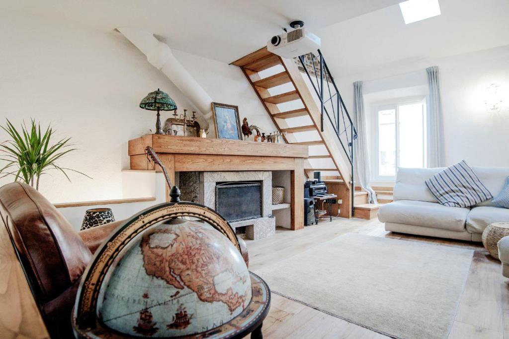ein Wohnzimmer mit einem Sofa und einem Kamin in der Unterkunft House Of Dreams - The House Of Travelers in Como